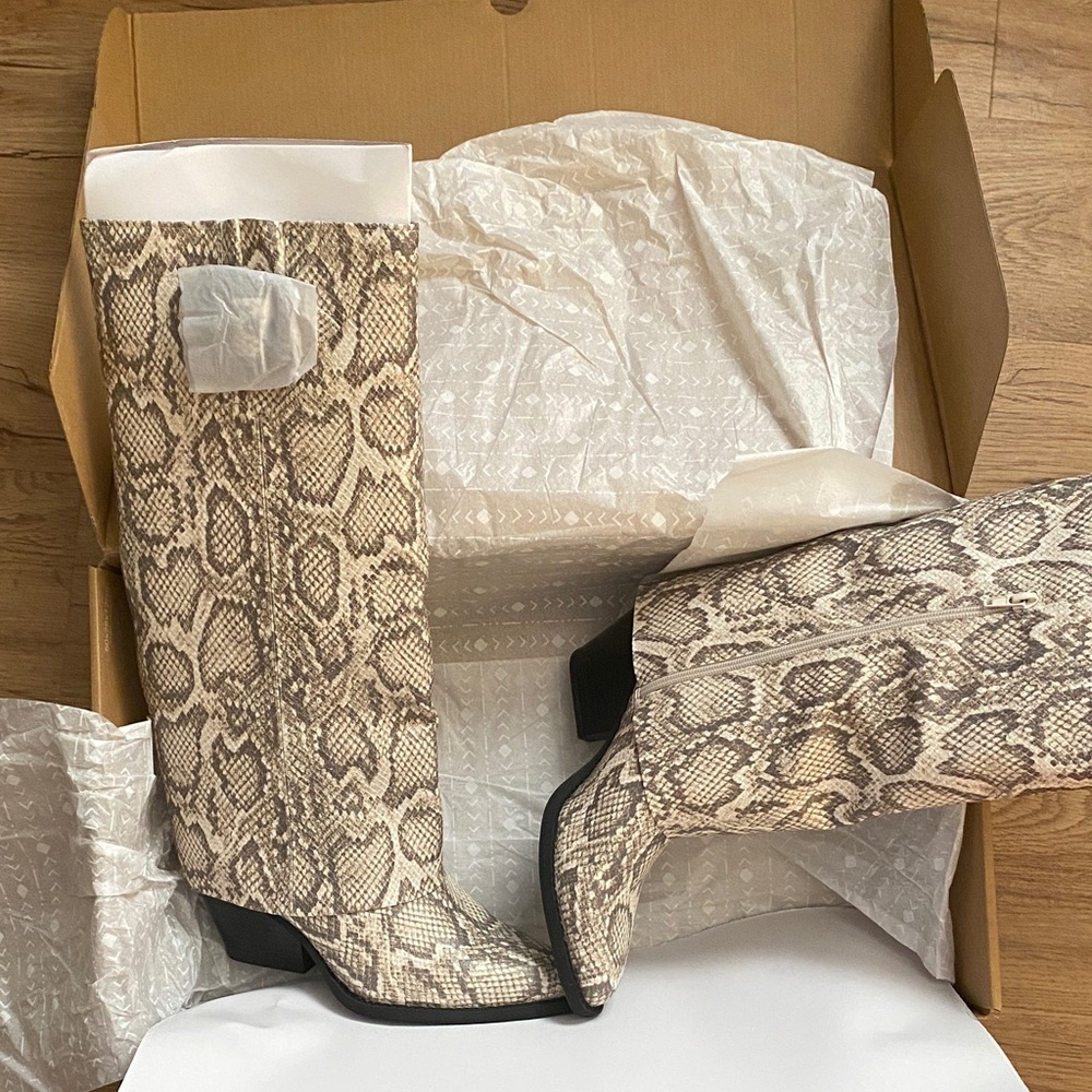 NIB Zodiac 9 Womens Rowena-Wings Zip Tall Western  Snakeskin Patterned Boots